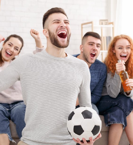 Amigos disfrutando del partido de fútbol en vivo y en directo